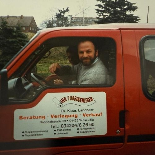 Firmengründer Klaus Landherr 1994 im Firmenwagen