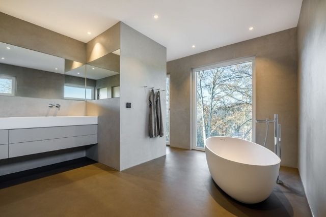 Fugenloses Bad mit freistehender Wanne