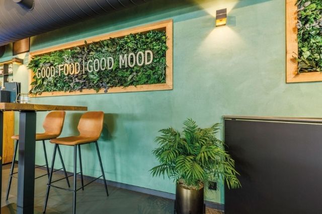 Grün gespachtelte Wand in einem Restaurant